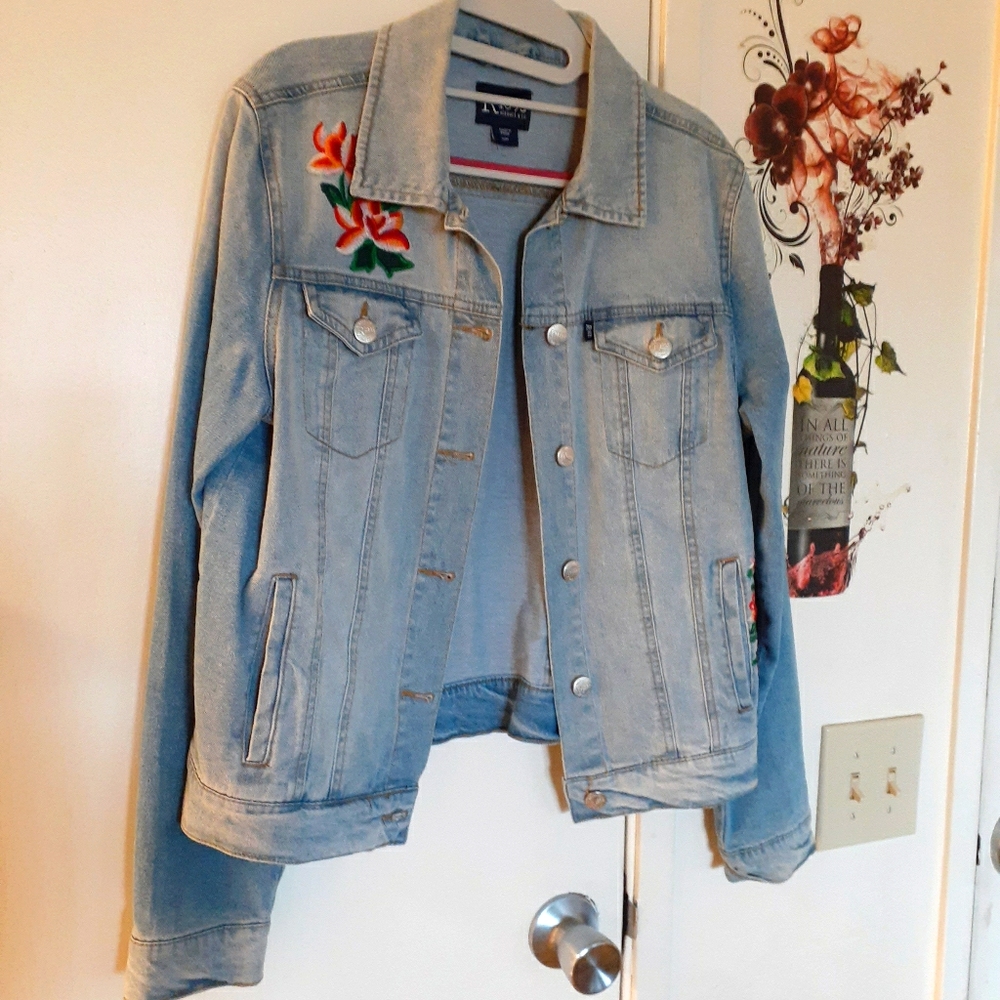 Nwot Jean jacket w/small floral design.